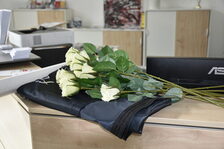 Weiße Rosen zum Gedenken an Menschen in Mainz, die an ihrem Drogenkonsum gestorben sind.