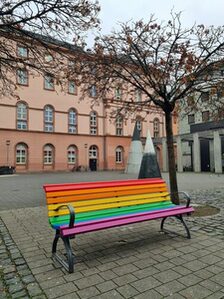 Regenbogenbank Tritonplatz Mainz, hochkant