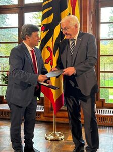 Mehdi Jafari Gorzini erhielt das Bundesverdienstkreuz von Bundespräsidenten Frank-Walter Steinmeier