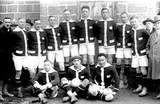 Mannschaft von Mainz 05 mit ihrem Spieler Willi Holzmann (vorn sitzend rechts) in den 1920er Jahren