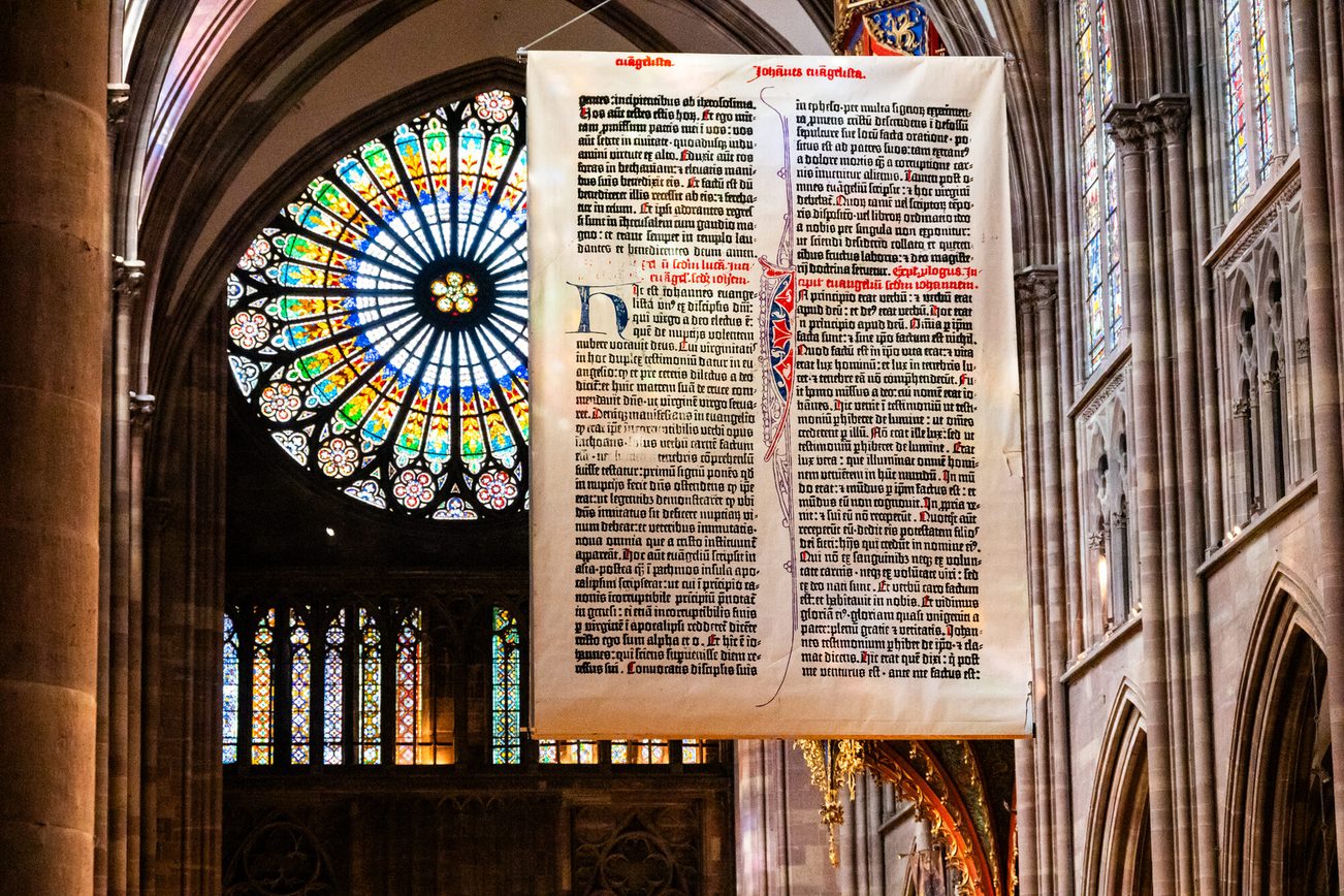 Największa strona Biblii na świecie: w katedrze w Strasburgu od 9 maja 2026 r.