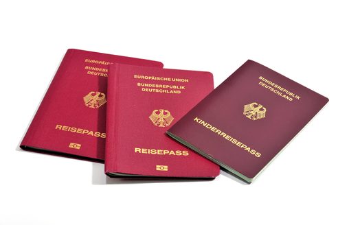 2 paszporty i 1 paszport dziecięcy Republiki Federalnej Niemiec.
