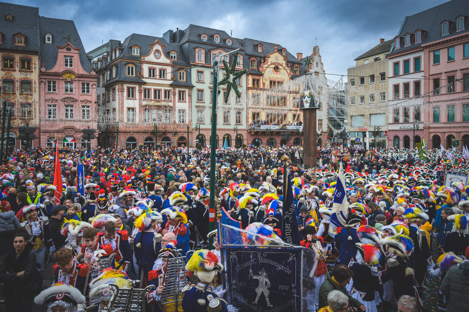 Der Markt rund um die Heunensäule gefüllt mit verkleideten Menschen.