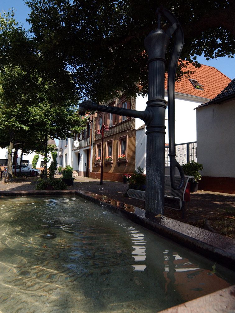 Fontanna, a w tle fasady domów w Bretzenheim