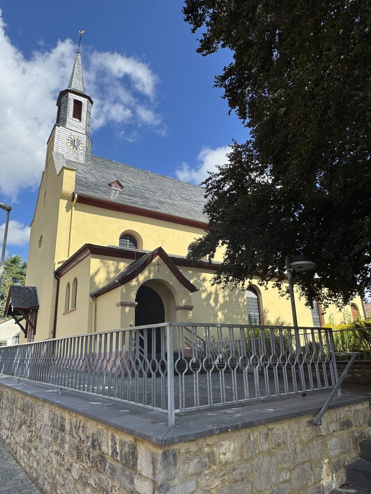 Iglesia Católica María Reina de Drais