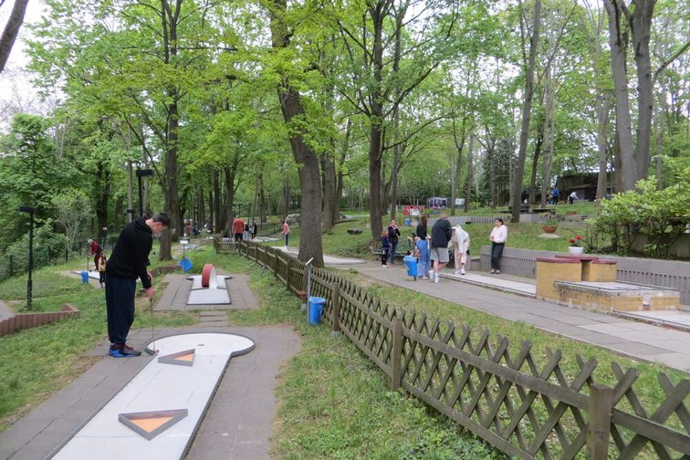 Pole do minigolfa w parku Hartenberg