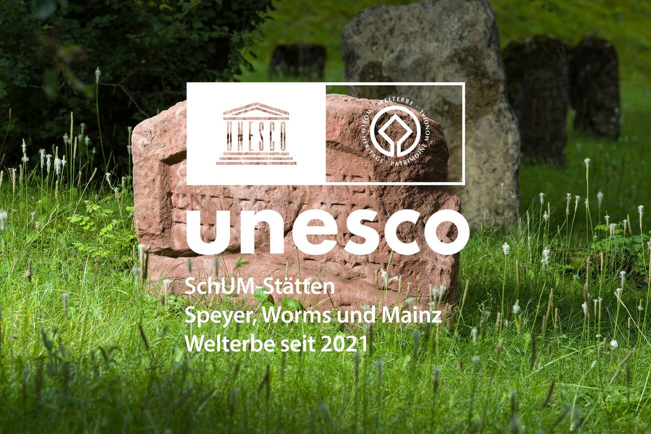 Nagrobek z logo światowego dziedzictwa UNESCO