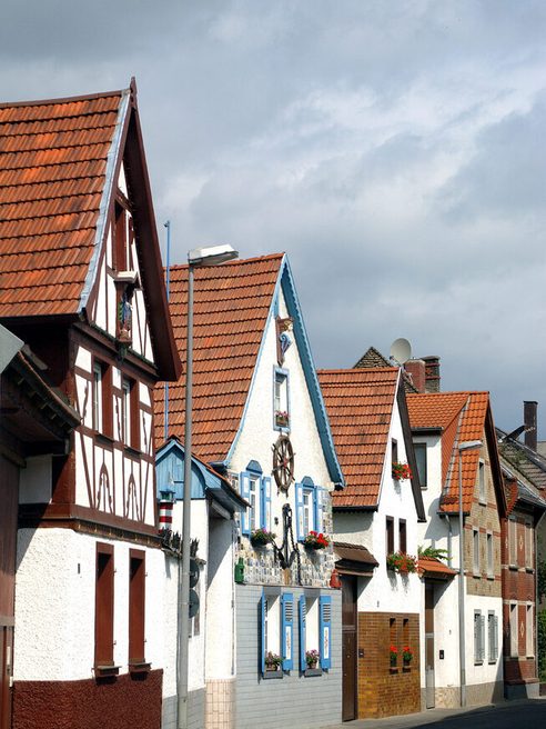 Hileras de casas en Hechtsheim con estructura de entramado y contraventanas de madera