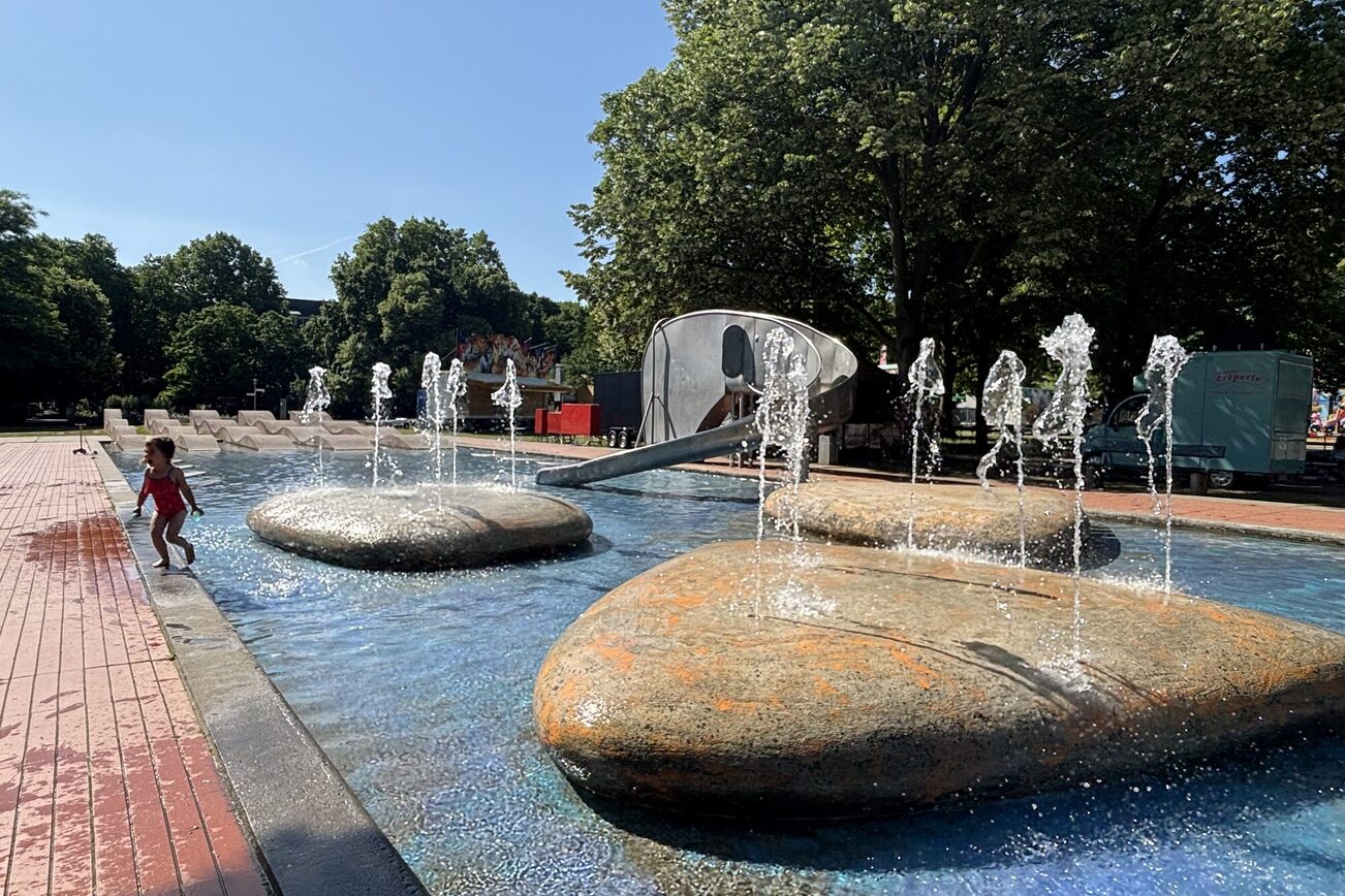 Parco giochi acquatico con scivolo per elefanti
