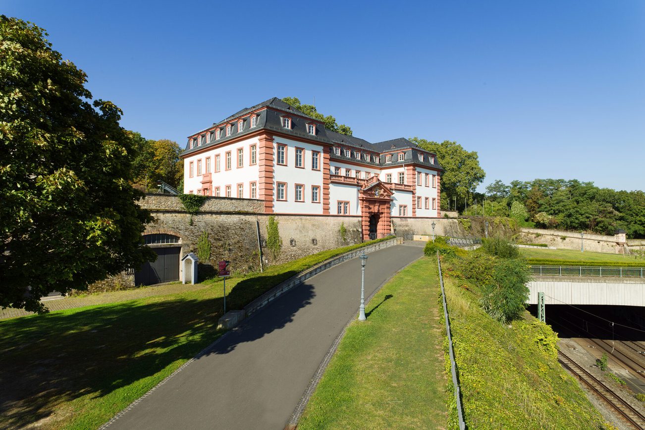 Blick vom Anstieg des Jakobsbergs nach oben zur Zitadelle Mainz