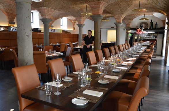 In einer ehemaligen "Kuhkapelle" betreibt Christine Spiess im rheinhessischen Osthofen ein Gourmet-Restaurant mit anspruchsvoller, regionaler Küche – eine Komposition von Geschichte, Wein und gutem Essen.