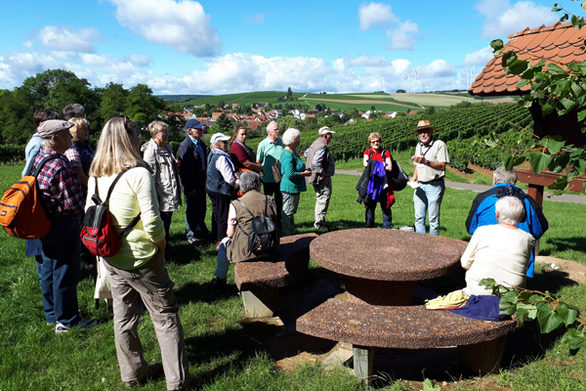 Dei Tourismusgruppe organisiert Weinerlegbnisse sowie Touren zu besonderen Orten und Denkmälern.