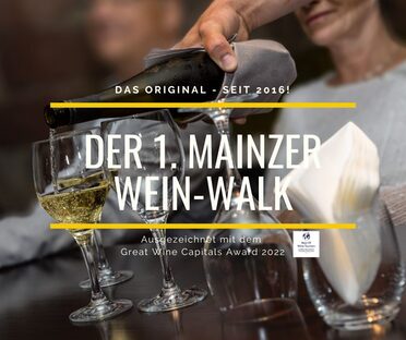 Schriftzug der 1. Mainzer Wein-Walk mit Gläsern im Hintergrund