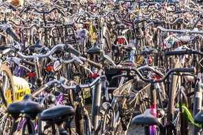viele Fahrräder in der Stadt