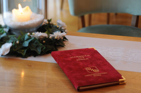Trausaal mit Kerze und rotem Buch mit Aufschrift Landeshauptstadt Mainz