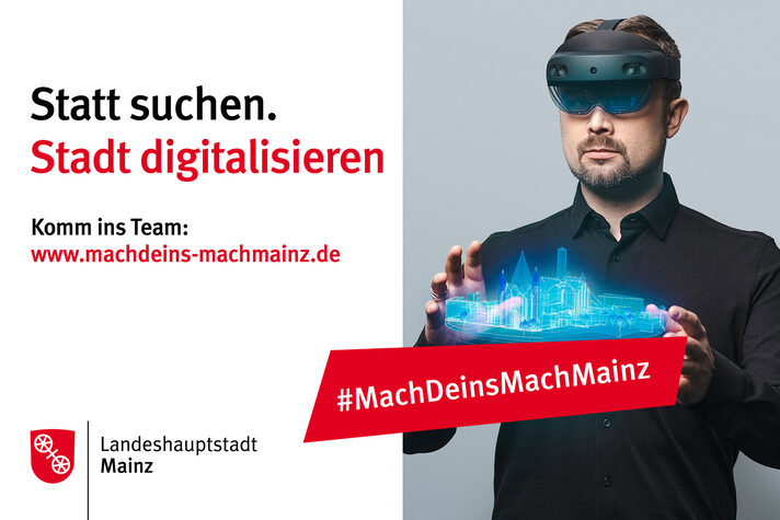 Mann mit Aumented Reality-Brille sieht Mainz digital.