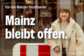 Schrift: Mainz bleibt offen, dazu eine Junge Frau an einer Baustellenbarke © Landeshauptstadt Mainz; Fotografie: Linda Deutsch; Konzept & Design: Designagentur honey-studio